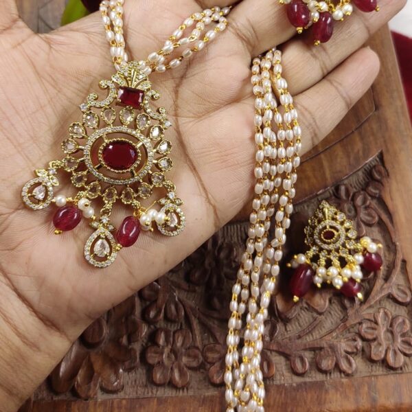 high quality.mehendi finished pendent set with pearls chain..